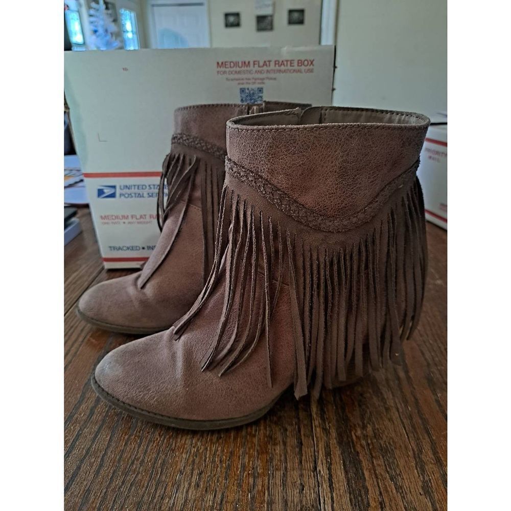 9.5M Pop Salem Brown Fringe Stacked Chunky Low Heel Ankle Boots Booties